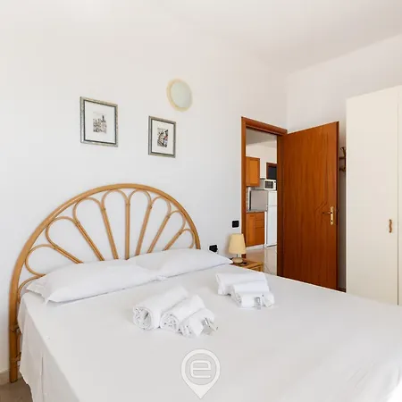 Estay - Is Feminas 25 - On The شقة *